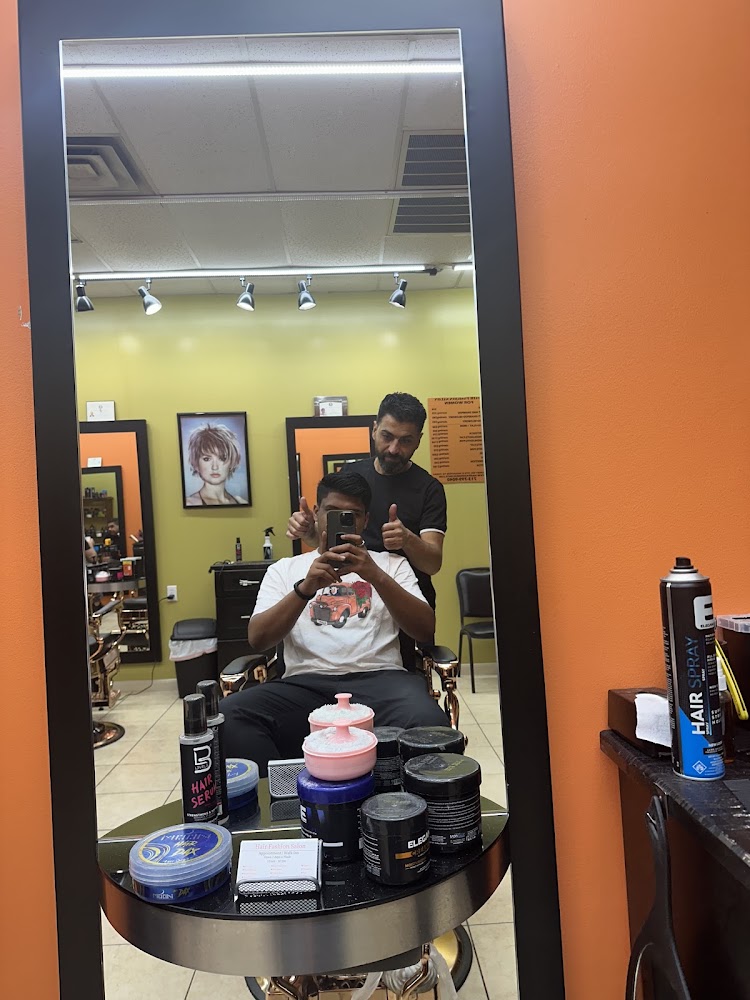 Client giving a thumbs up in the styling mirror